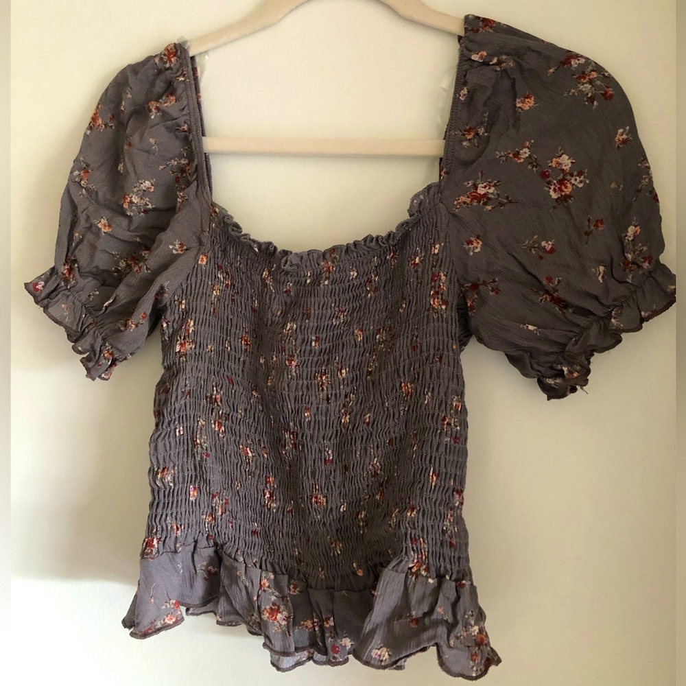 Cottagecore Grey Top with Floral Detail and Puffed Sleeves